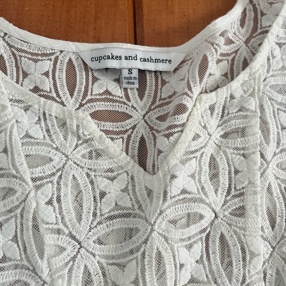 Cupcakes and Cashmere Ikat Print Blouse Sz S - Picture 2 of 5
